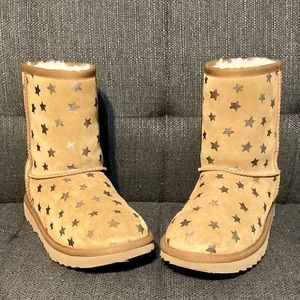 Ugg big kids classic short II Star Boots Size 3